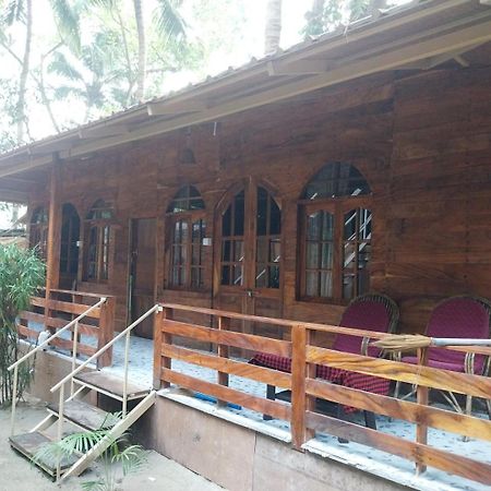 Fernandes Bar And Restaurant Bed & Breakfast คานาโคนา ภายนอก รูปภาพ